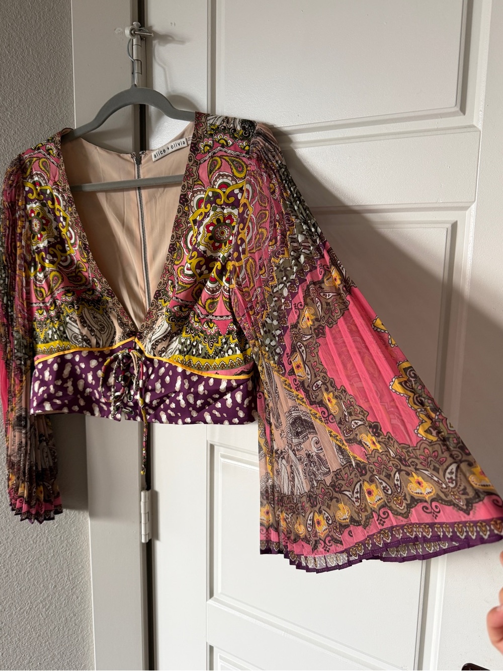 Alice + Olivia Chelsea Cropped Bell Sleeve Boho Paisley Top size 12 - Picture 9 of 12